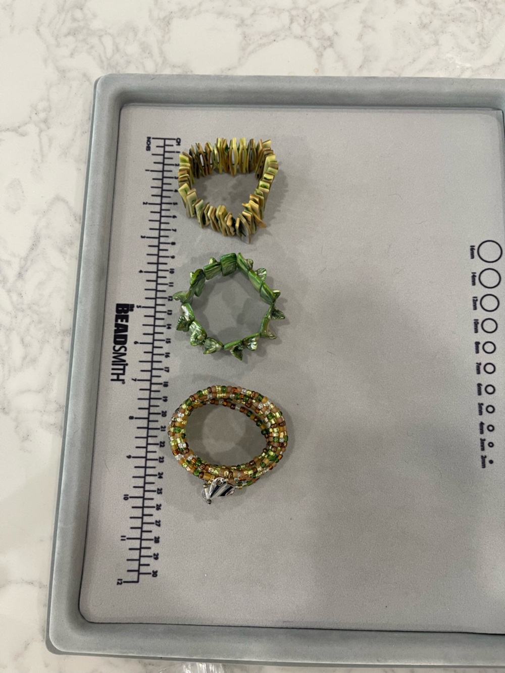 Set of 5 Bracelets and one pair of dangly shell Earrings.  Green/Yellow tones - Picture 8 of 14